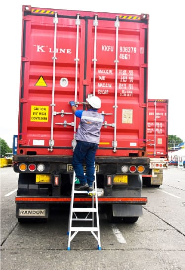 Asegurando compuertas de camion